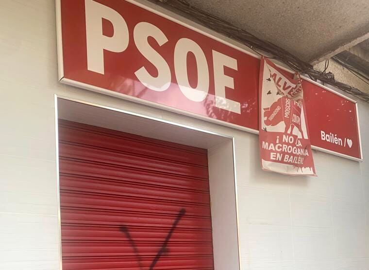 La sede del PSOE de Bailén aparece con pintadas en su fachada.