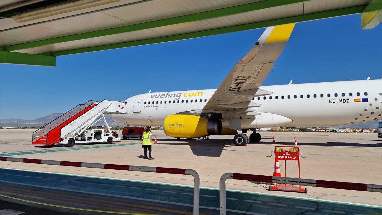 Un avión de Vueling en el Aeropuerto de Granada-Jaén