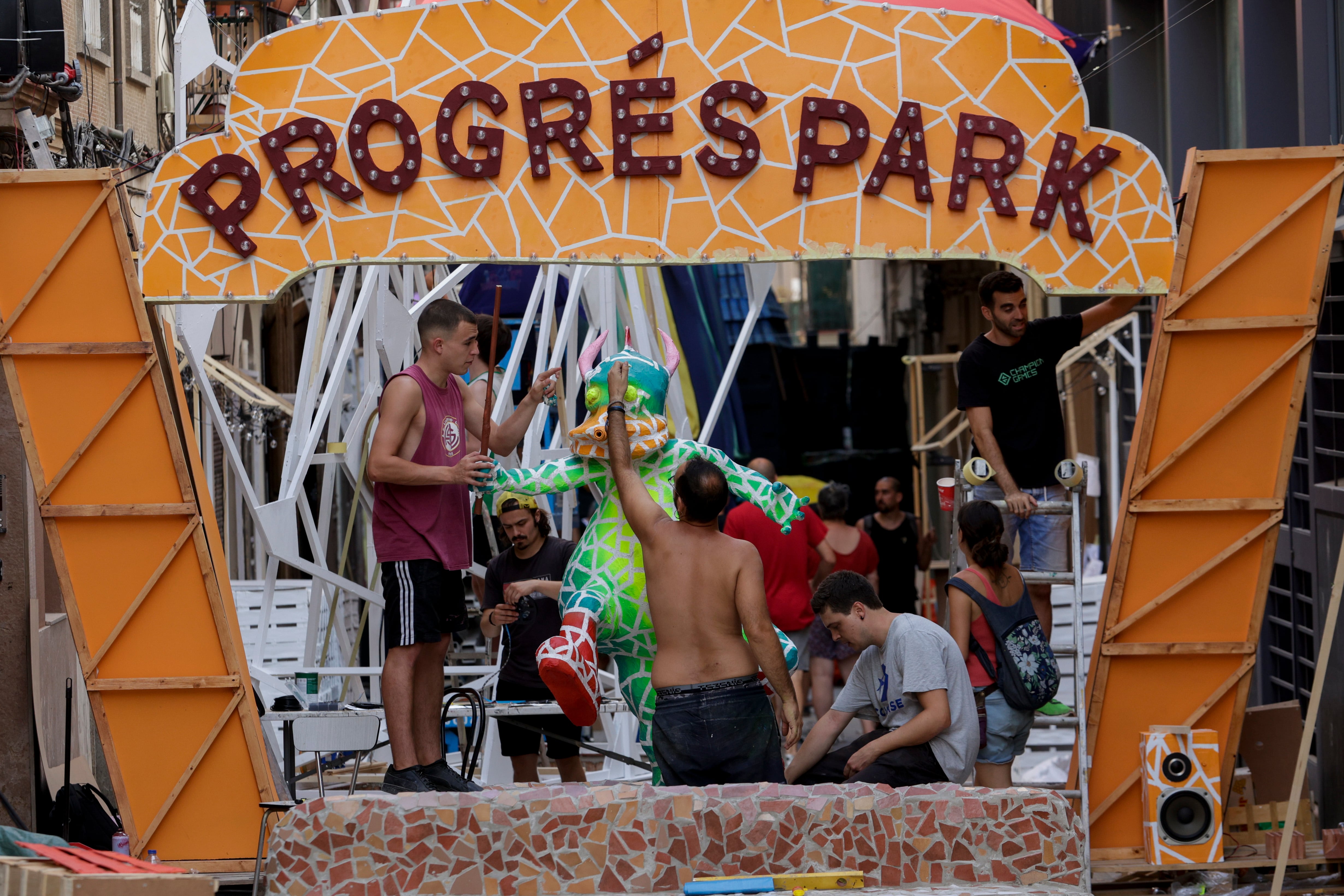 Diverses persones treballen decorant el Carrer Progrés