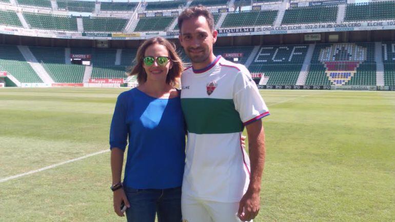 Lolo Ortiz junto a su esposa en el estadio Martínez Valero