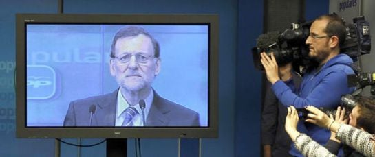 Monitor en la sala de prensa de la sede del Partido Popular, en la calle Génova, durante la intervención del presidente del Gobierno el 2 de febrero de 2013