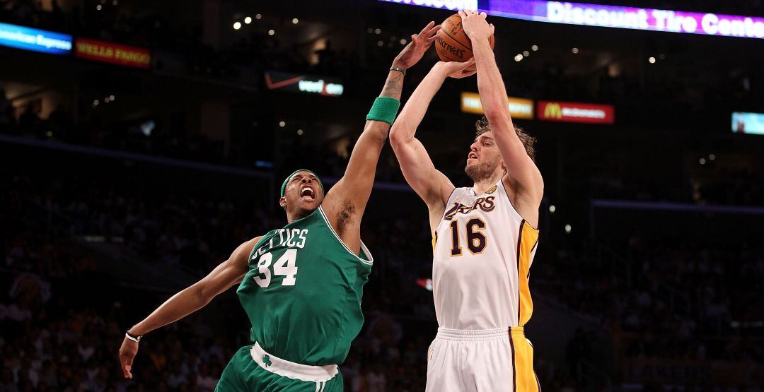 Pau Gasol intenta un lanzamiento en las finales de la NBA de 2010 ante los Boston Celtics