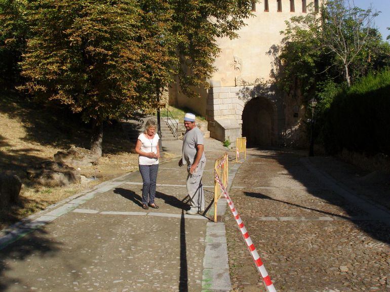 La concejala Paloma Maroto visita los trabajos que se realizan en el entorno de la calle Puerta de Santiago