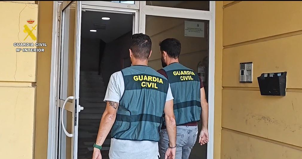 La Guardia Civil, accediendo a un domicilio