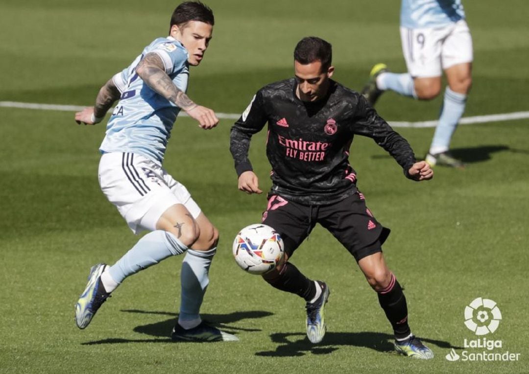 Santi Mina intenta robarle un balón a Lucas Vázquez.