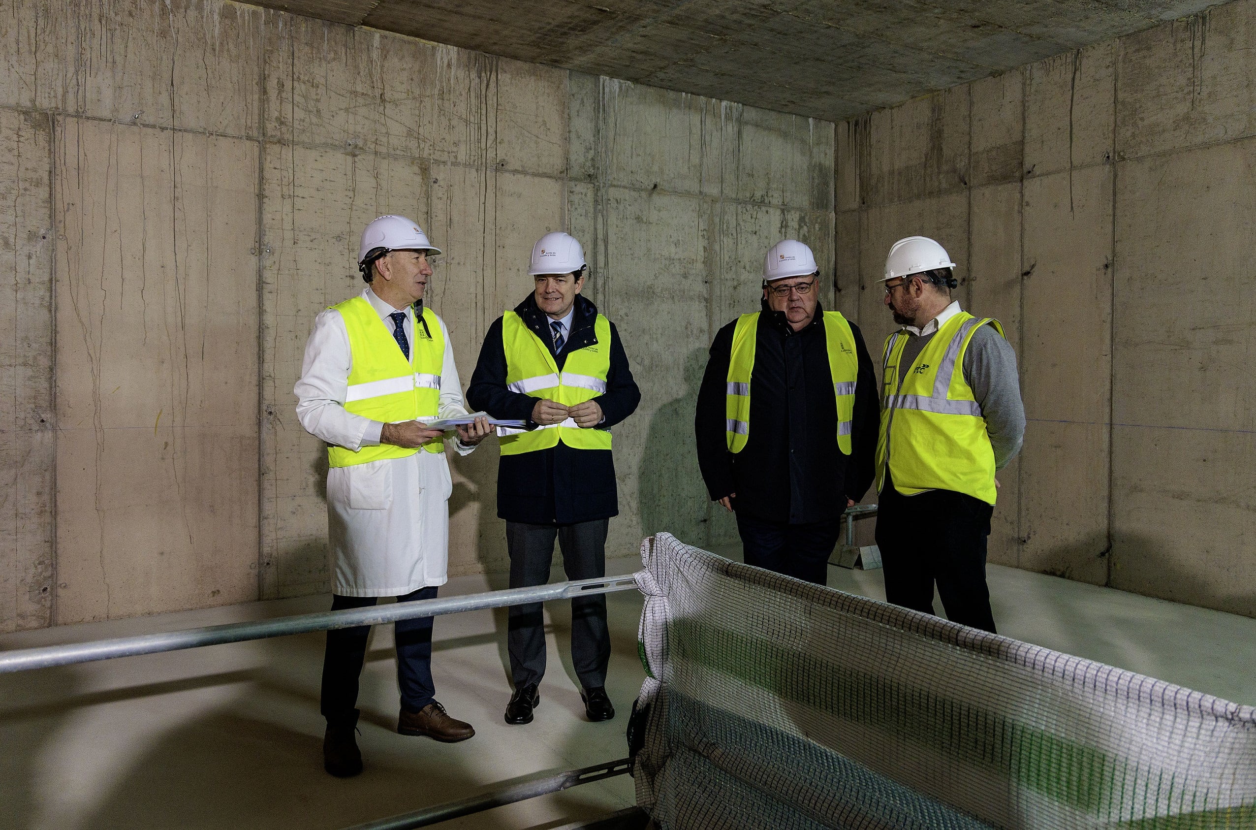 Fernández Mañueco visita el búnker donde se ubicará la unidad de radioterapia de Soria.