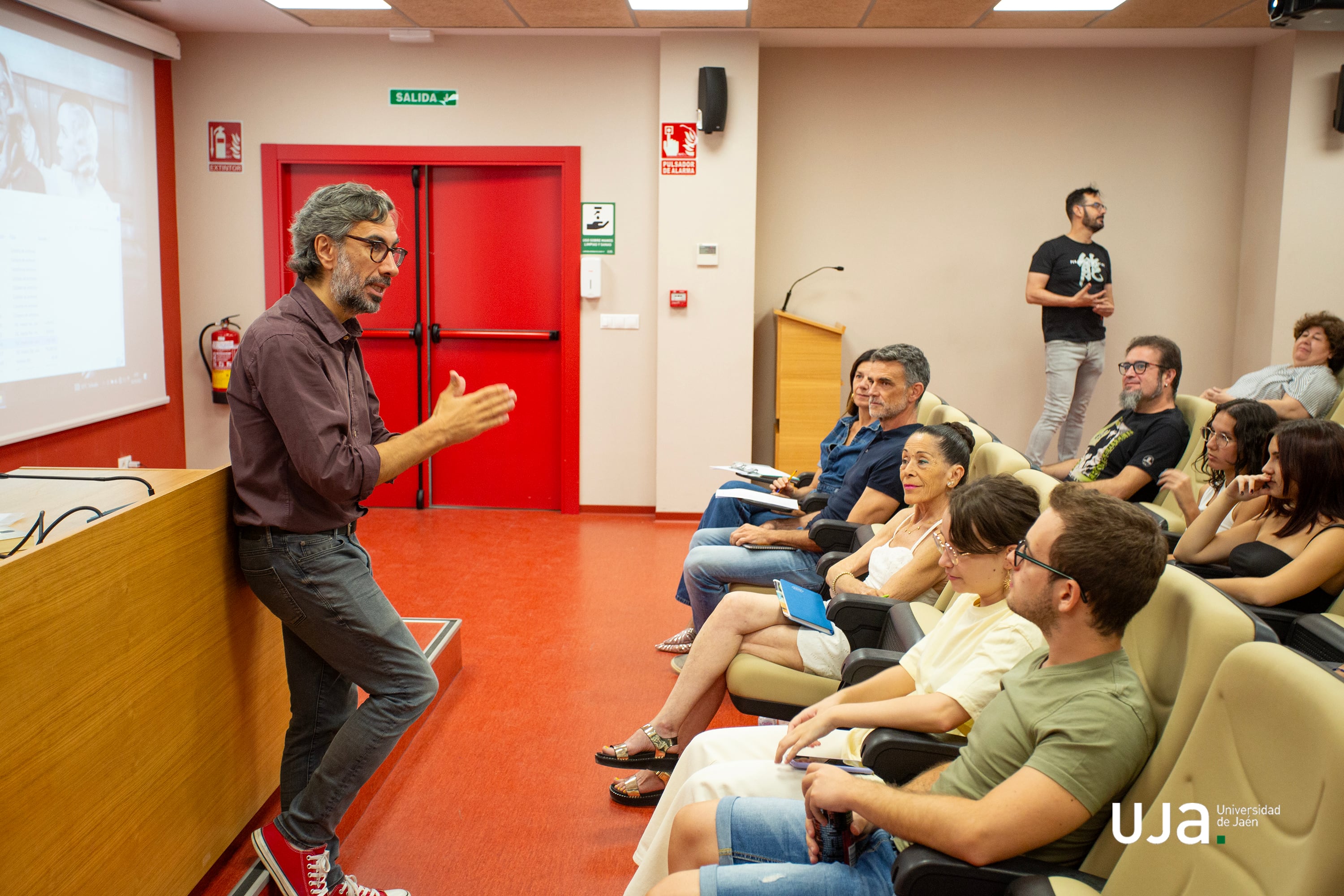 El crítico de cine, Javier Ocaña, impartiendo el taller titulado ‘Aprender a ver cine: teoría de los géneros&#039; en la UJA