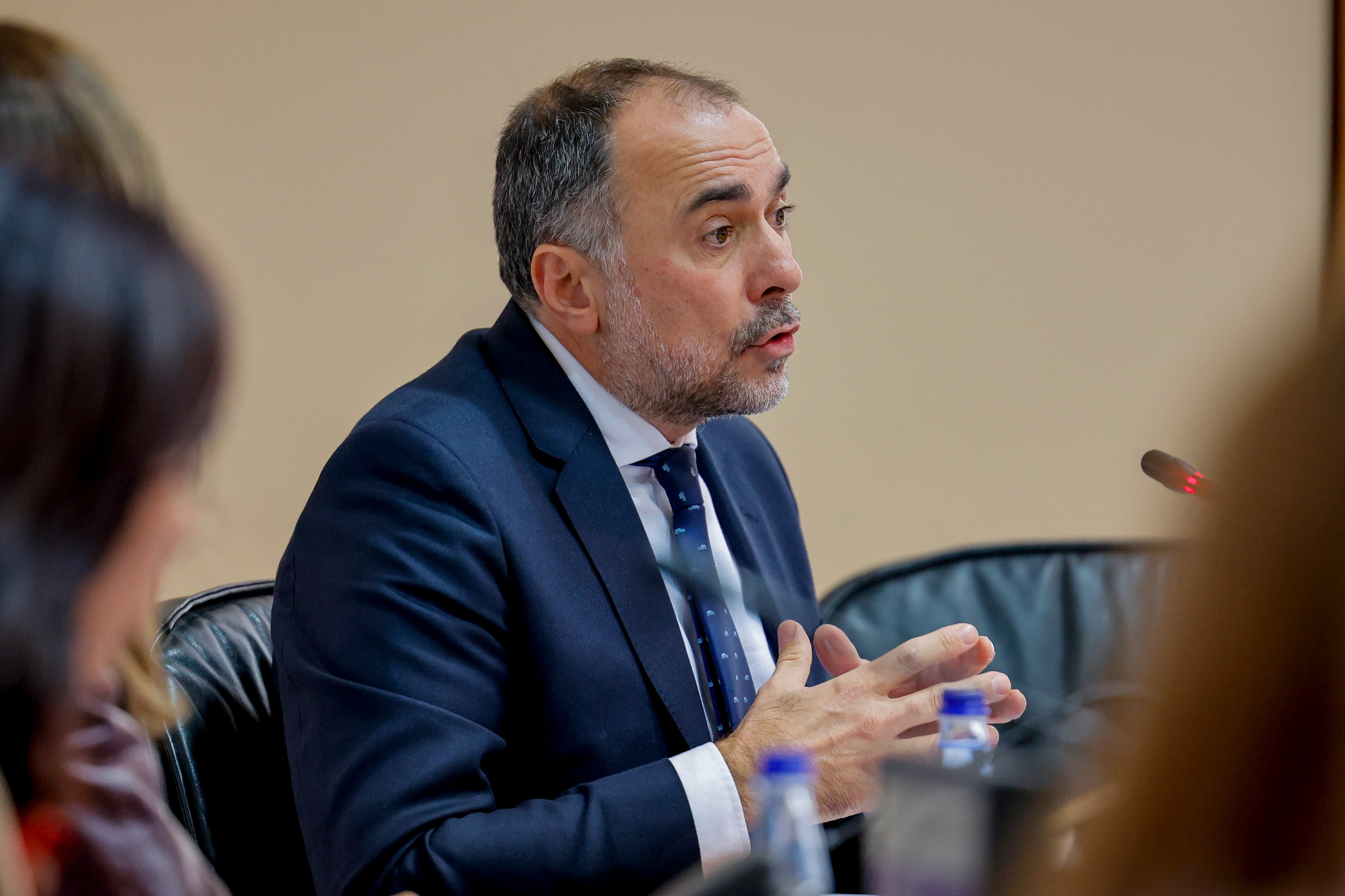 SANTIAGO DE COMPOSTELA, 22/11/2024.- El ex conselleiro de Sanidad, Julio García Comesaña, durante su comparecencia en la comisión del Parlamento de Galicia que investiga la contratación pública de la Xunta, hoy viernes en Santiago de Compostela. EFE/Lavandeira jr
