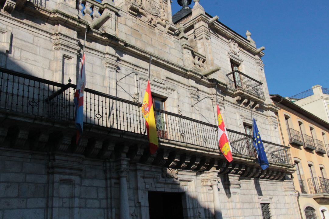 Las banderas a media asta señalan los diez días de luto oficial