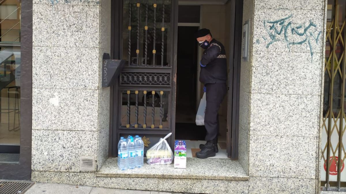 La policía municipal de Ponferrada ayuda a las personas confinadas que están solas