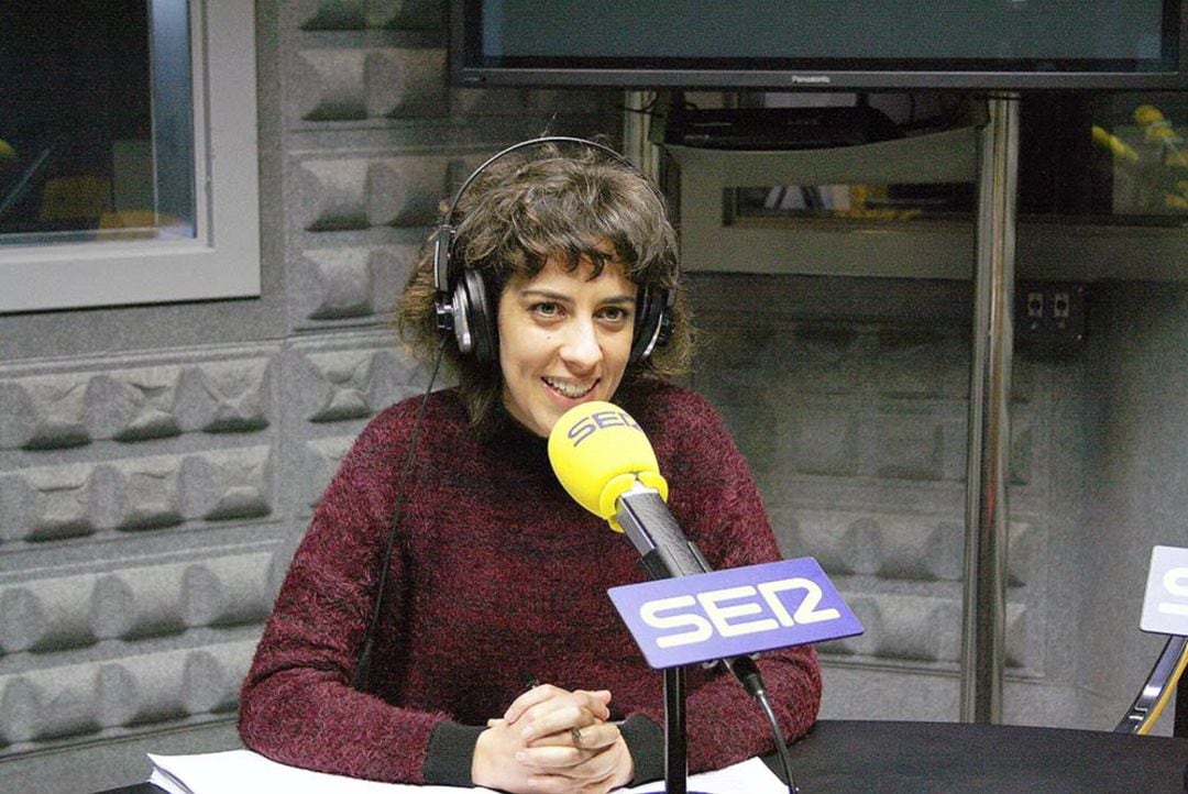 Alexandra Fernández, diputada de En Marea, en el estudio de Radio Vigo.