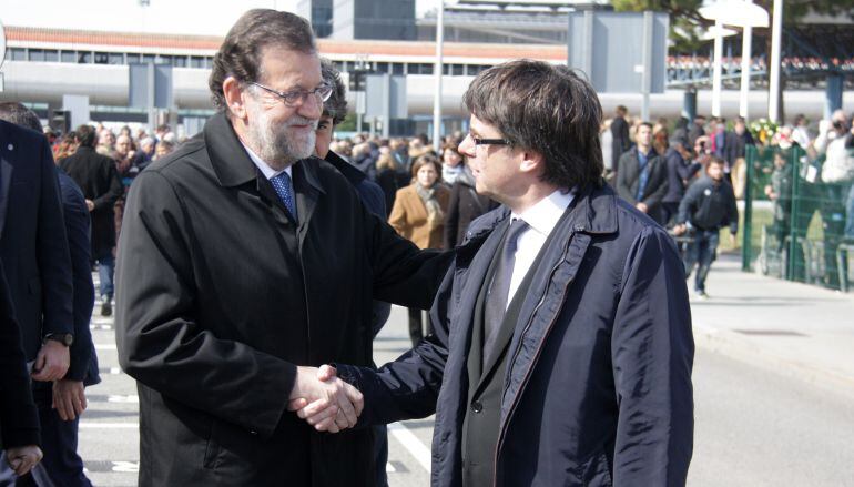 Rajoy y Puigdemont tuvieron un contacto meramente protocolario en el aeropuerto del Prat, en el homenaje a las víctimas de GermanWings, el pasado 23 de marzo
