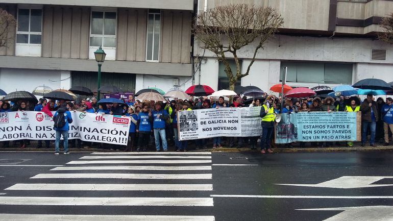 Concentración de los funcionarios de justicia ante el Parlamento.