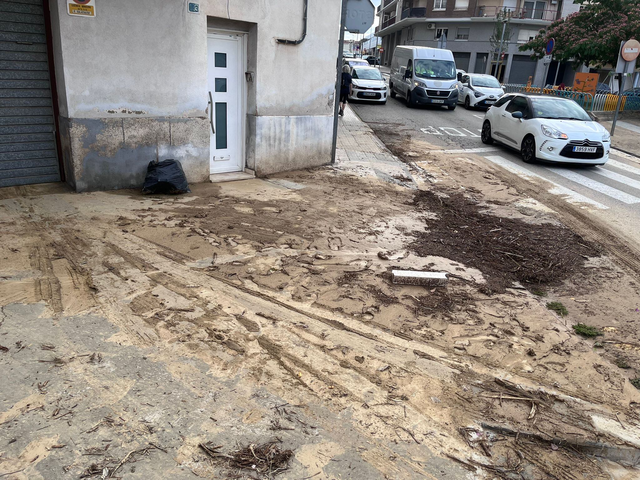 Als carrers de Terrassa encara es veuen els efectes de les intenses pluges d'ahir a la tarda. Es van registrar fins a 87 litres per metre quadrat