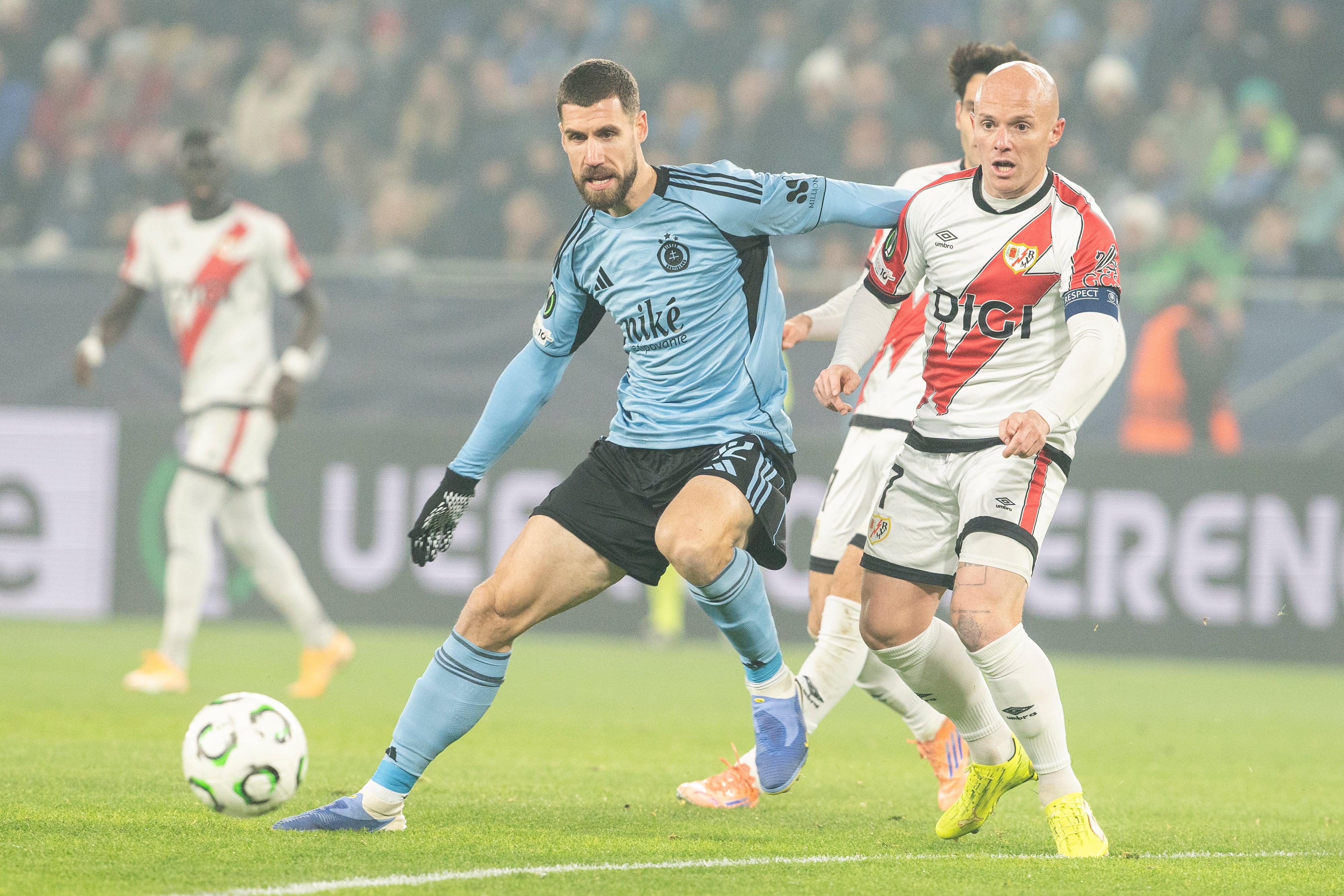 Kenan Bajric del Slovan Bratislava en el encuentro contra el Rayo Vallecano