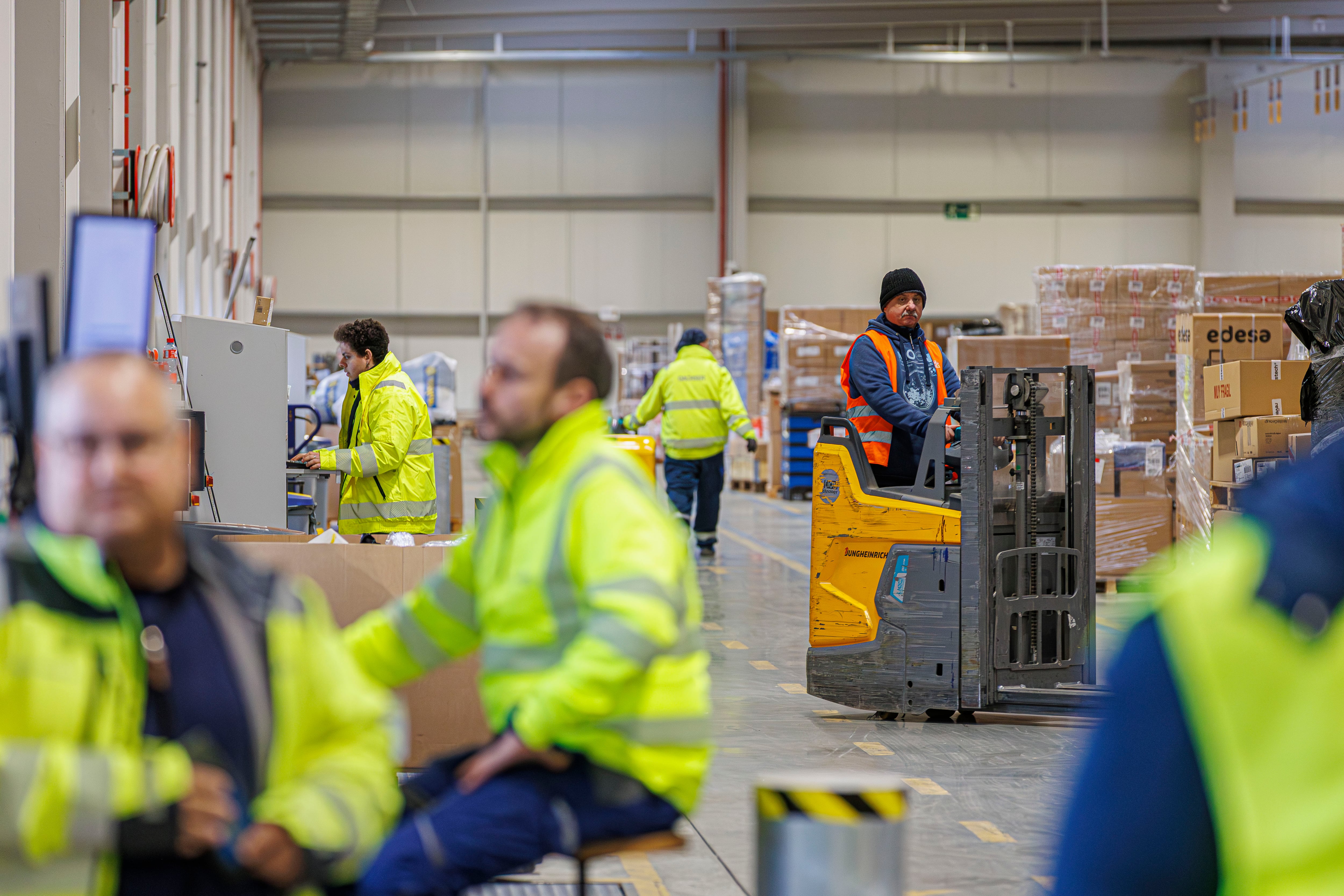 ZARAGOZA, 27/01/2026.- Trabajadores en una empresa logística en Zaragoza, este martes. El mercado laboral español sumó 605.400 empleos en 2025, hasta un nuevo récord de 22,46 millones de ocupados, mientras que la tasa de paro cayó al 9,93 %, por debajo del 10 % por primera vez desde 2008. Según los datos de la Encuesta de Población Activa (EPA) publicados este martes por el Instituto Nacional del Estadística (INE), en 2025 el paro se redujo en 118.400 personas hasta dejar el total en 2,47 millones. EFE/Javier Belver