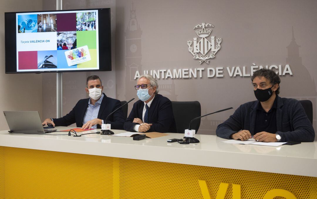 Jordi Mayor, diputado de turismo de la Diputación de Valencia, Emiliano García, concejal de turismo del Ayuntamiento de València y Francesc Colomer, secretario autonómico de turismo