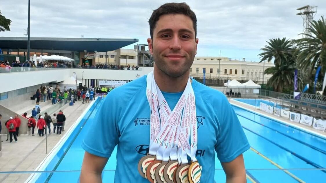 El nadador eldense Miguel Ángel Valiente con sus medallas