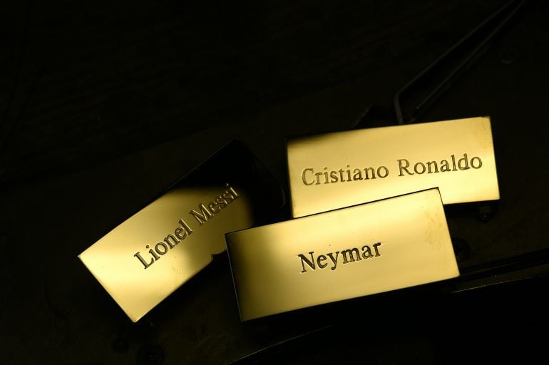 Placas doradas con los nombres de Messi, Cristiano y Neymar