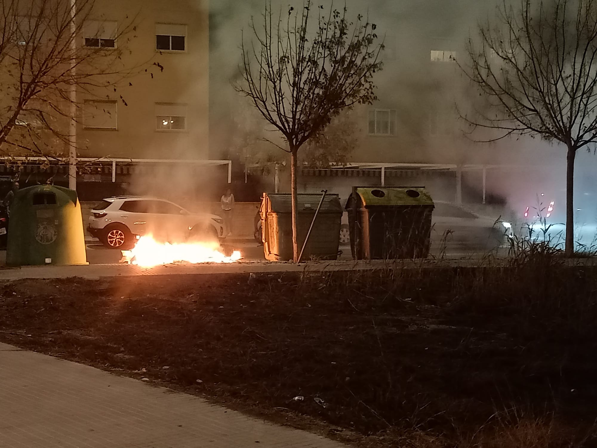 Un contenedor quemándose en el Grau de Gandia.