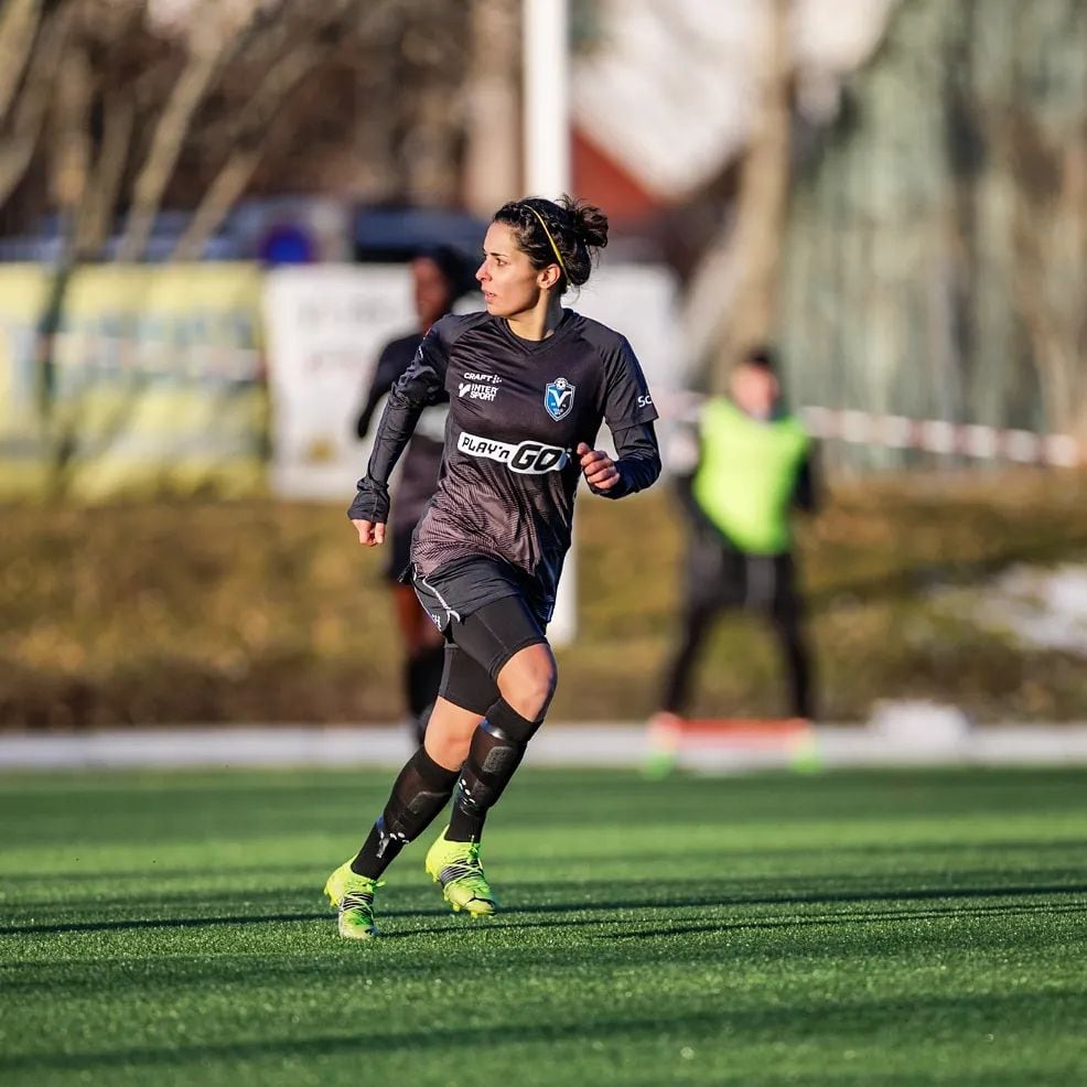 Rosa Herreros, durante un partido con en Växjö DFF