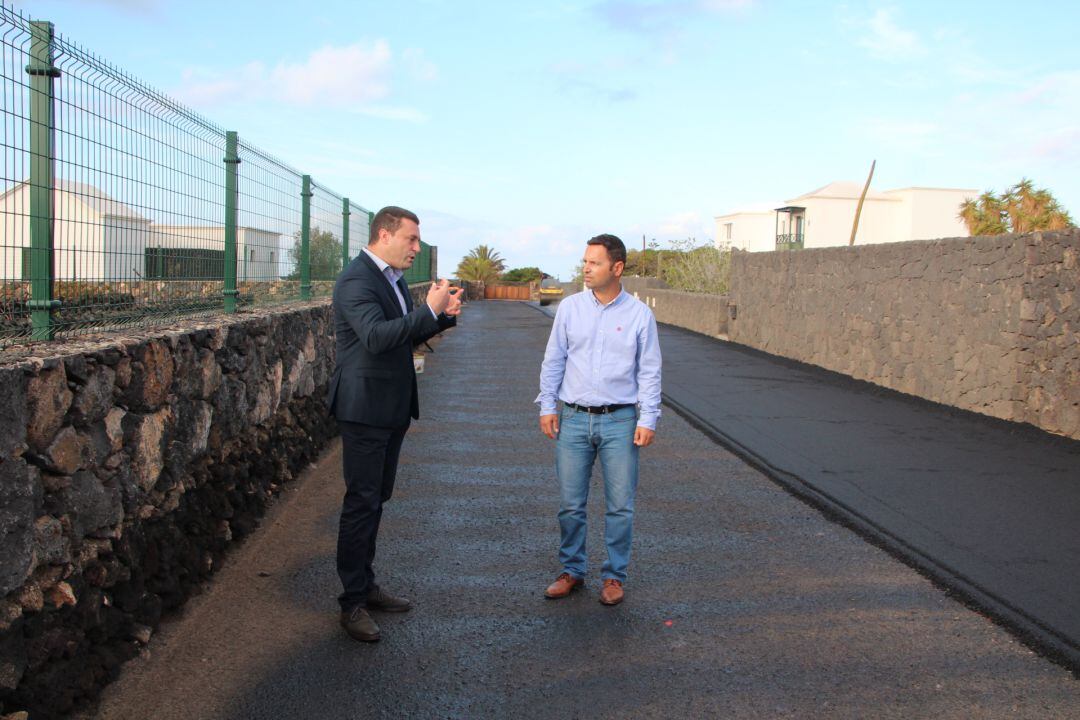 El alcalde de Yaiza, Óscar Noda, junto al concejal de Urbanismo, Jonathan Lemes, en una de las calles reasfaltadas.