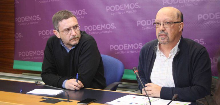 El catedrático de la Escuela Superior de Informática de Ciudad Real Francisco Ruiz González (dcha.) con el secretario político de la formación, Francis Gil (izqda.)