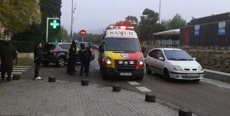 Fotografía facilitada por el Ayuntamiento de Madrid, de efectivos del Summa y agentes de Policía Nacional que han atendido al hombre herido
