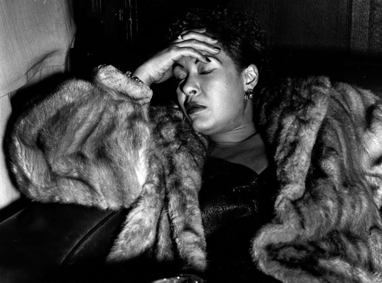 Billie Holiday durmiendo en el backstage de un concierto en 1954