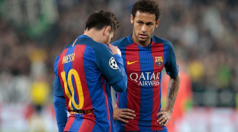 Messi y Neymar conversan durante el partido ante la Juventus