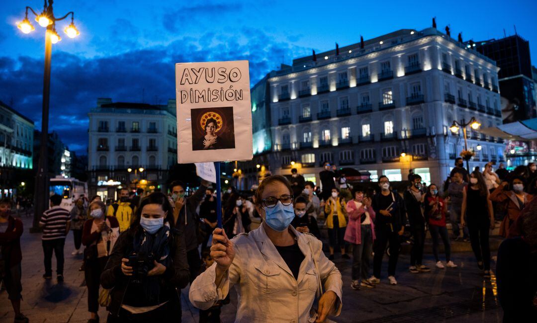 La protesta de los madrileños ante la puerta del Sol por las restricciones impuestas en las 37 áreas de la comunidad.