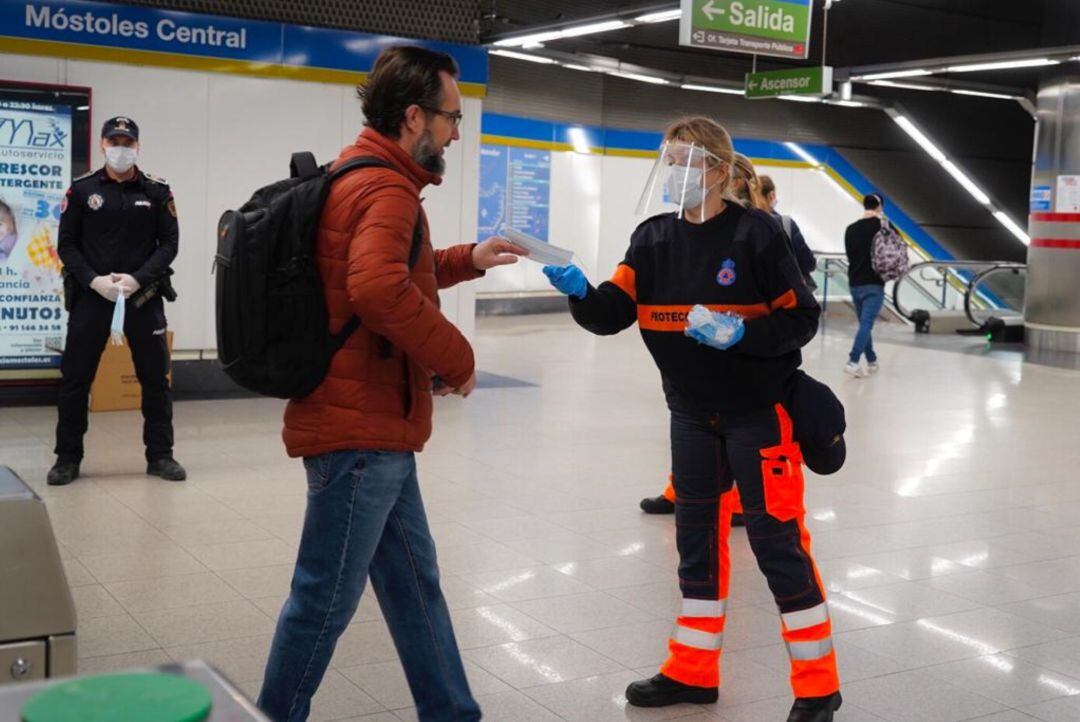 Reparto de mascarillas en la estación de Móstoles Central