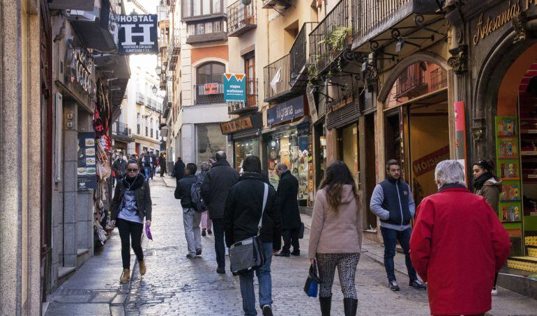 Personas caminando en Toledo. 