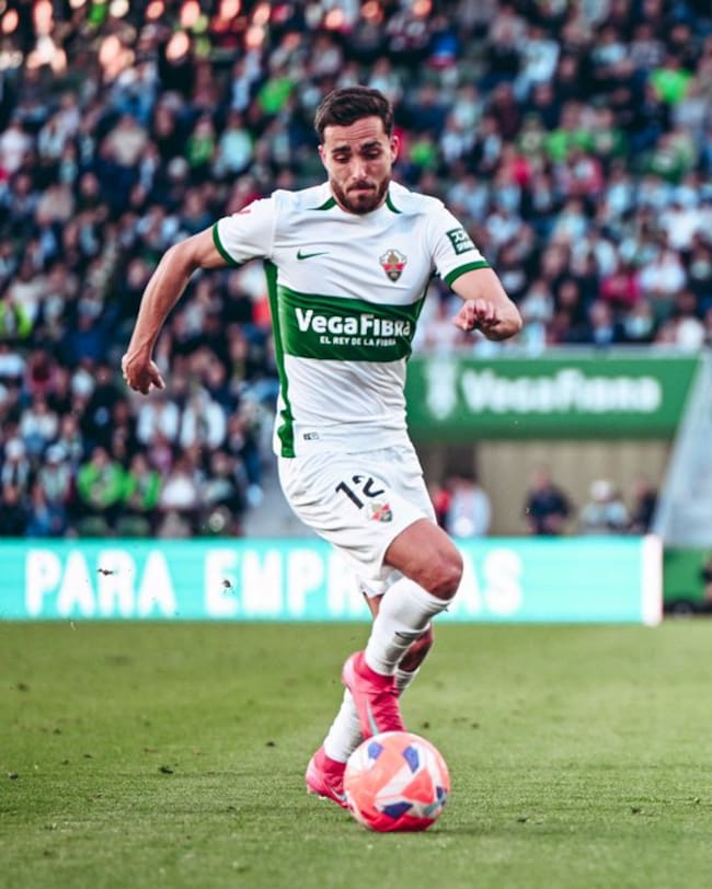 Salinas conduce el balón en un partido con el Elche CF la pasada temporada