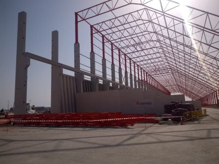 Nave en el muelle 17 de la nueva terminal de Eiffage de graneles sólidos en el Puerto de Alicante.