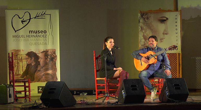 Ana Corbel durante su intervencion en la gala presentacion del disco &quot;el canto que no cesa&quot;