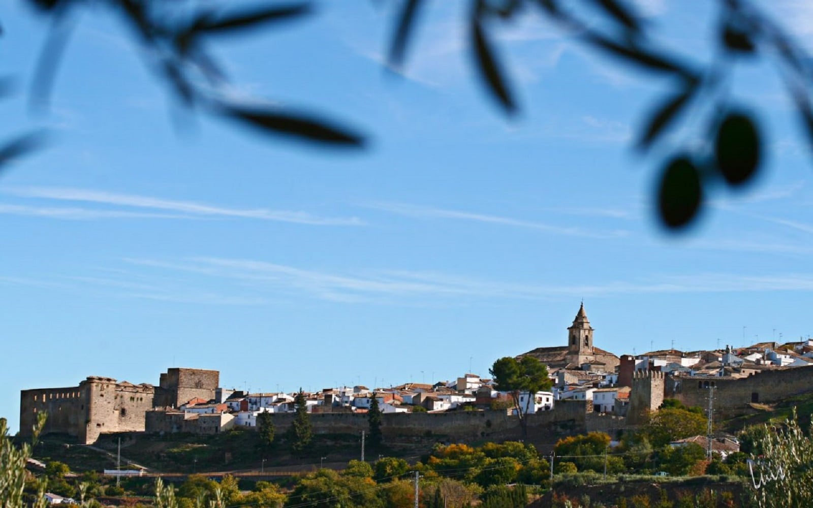 Una vista desde la lejanía de la localidad jiennense de Sabiote