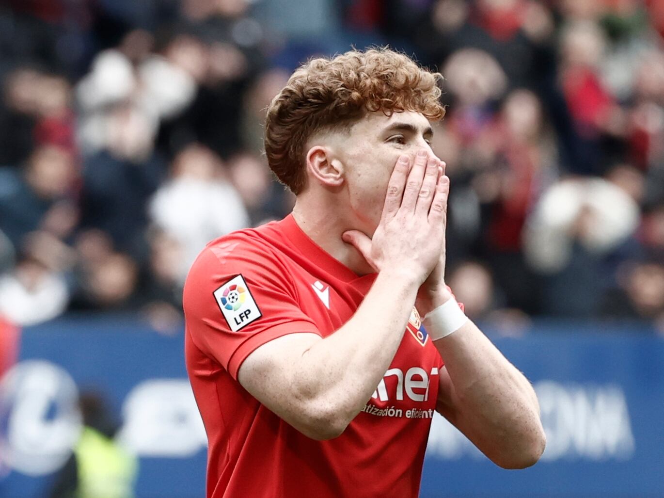 Víctor Muñoz se lamenta de una ocasion fallada con Osasuna ante el Betis en el estadio de El Sadar
