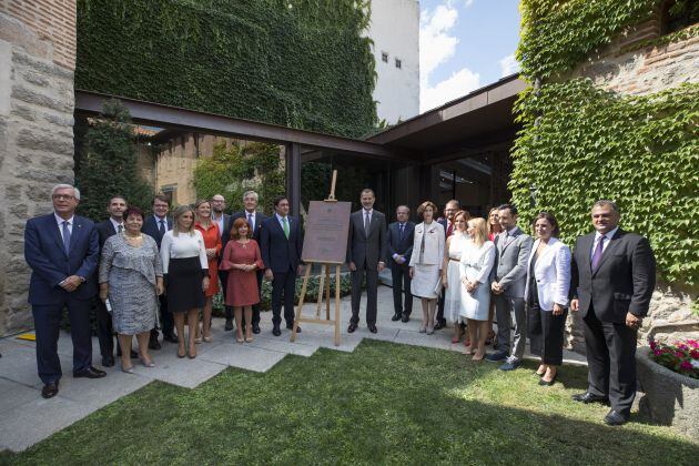 Foto de familia de los representantes de las 15 ciudades patrimonio con el Rey Felipe VI