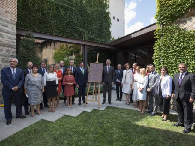 Foto de familia de los representantes de las 15 ciudades patrimonio con el Rey Felipe VI