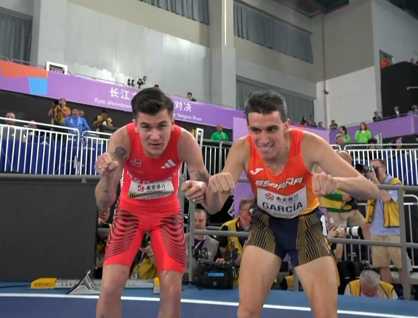 Mariano García con Ingebrigtsen celebran 'la moto' en el Mundial de Pista Cubierta de China