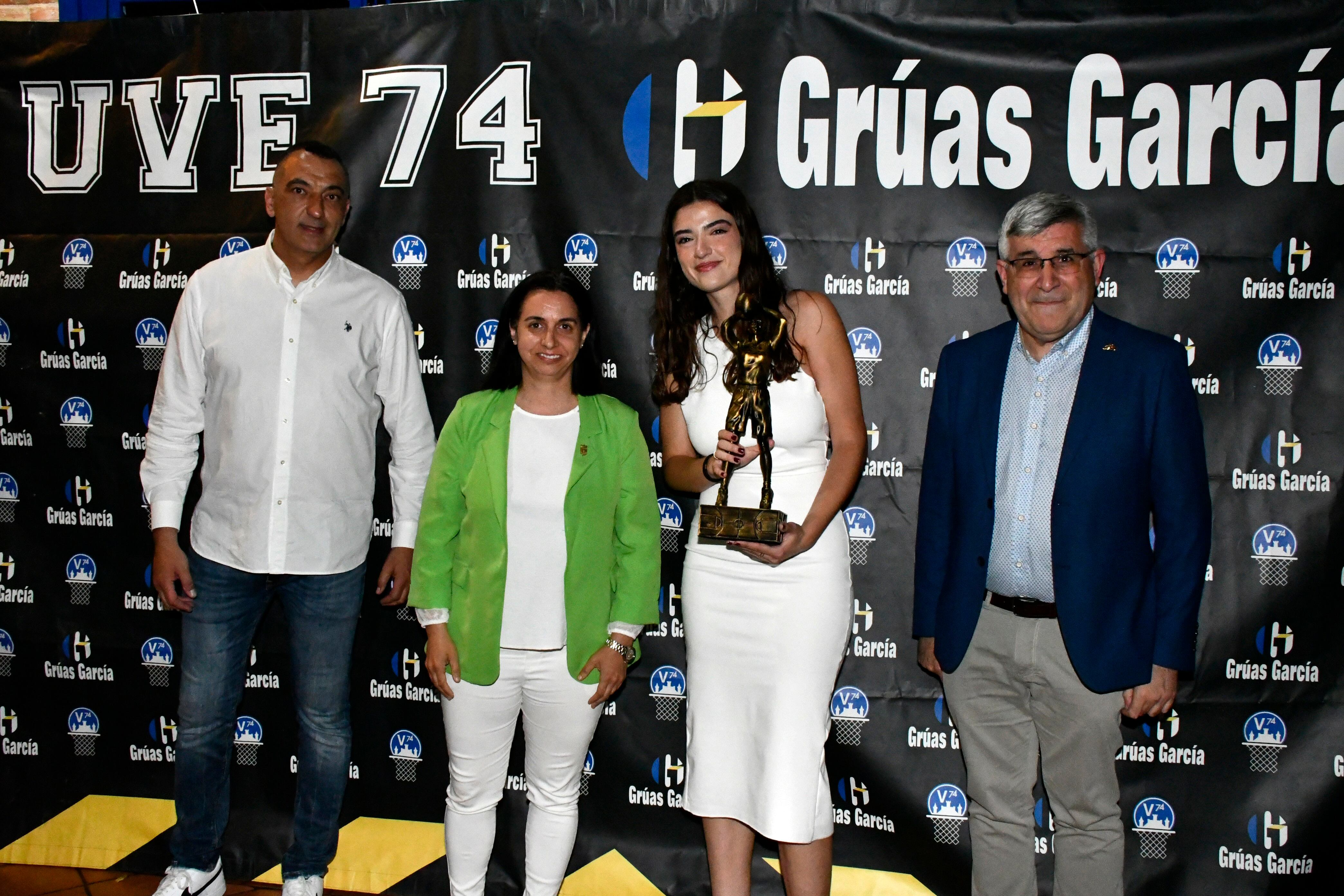 Autoridades con Clara Ferrandiz