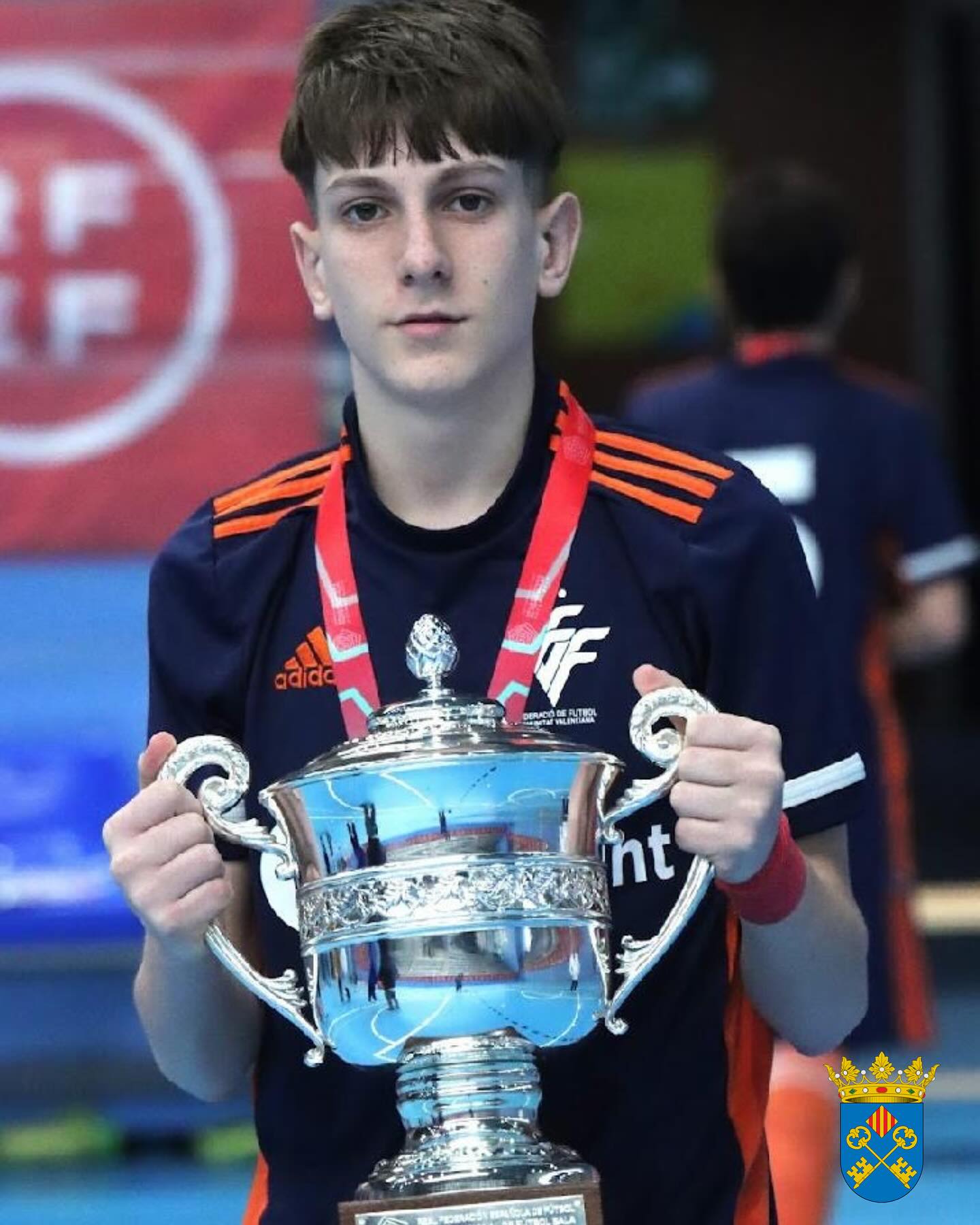 Hugo Ayelo, con la copa