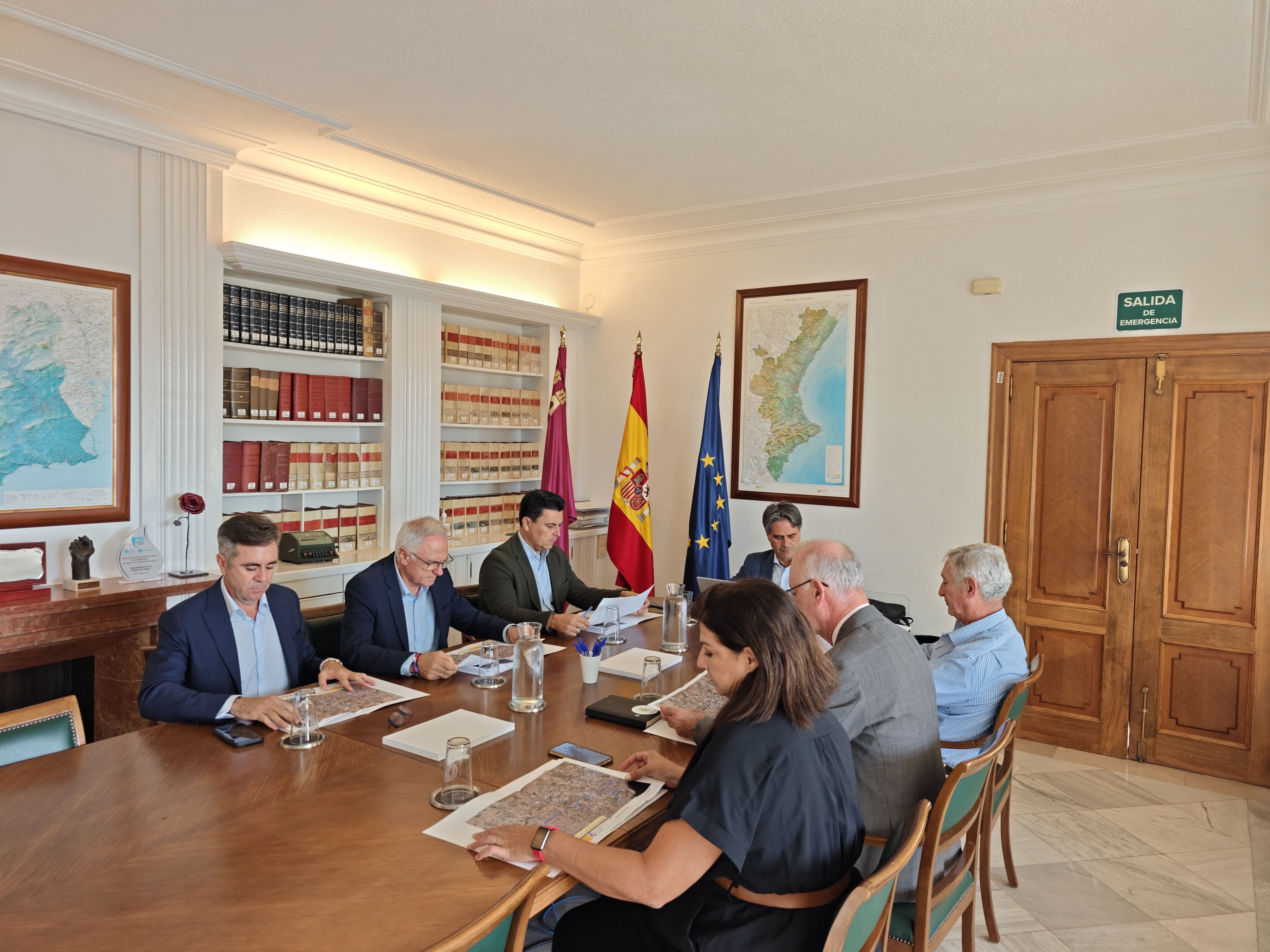 Juan Cascales, presidente de la MCT, ha mantenido una reunión con los alcaldes y representantes municipales de las localidades afectadas por el corte de agua tras la dana