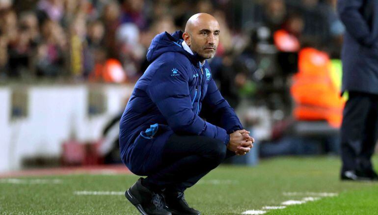 El entrenador del Deportivo Alavés, Abelardo Fernández, durante el partido ante el FC Barcelona 