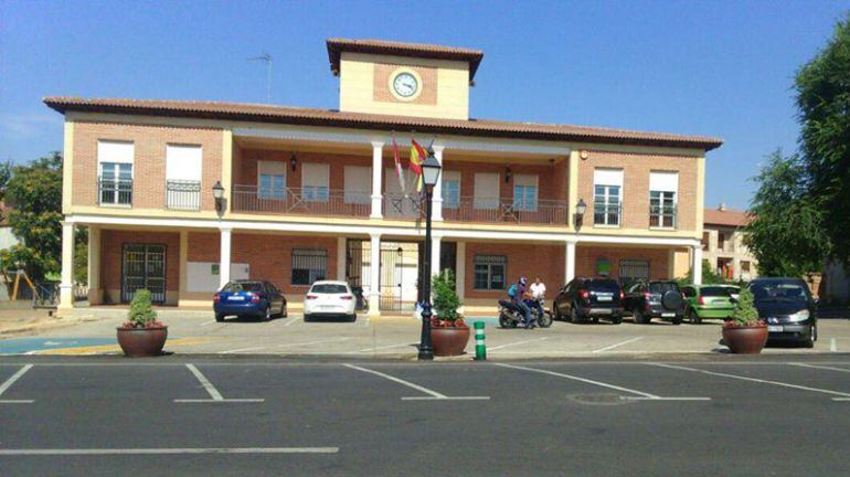 Fachada del Ayuntamiento de Villanueva de la Torre, la localidad donde 54 familias esperan el desahucio