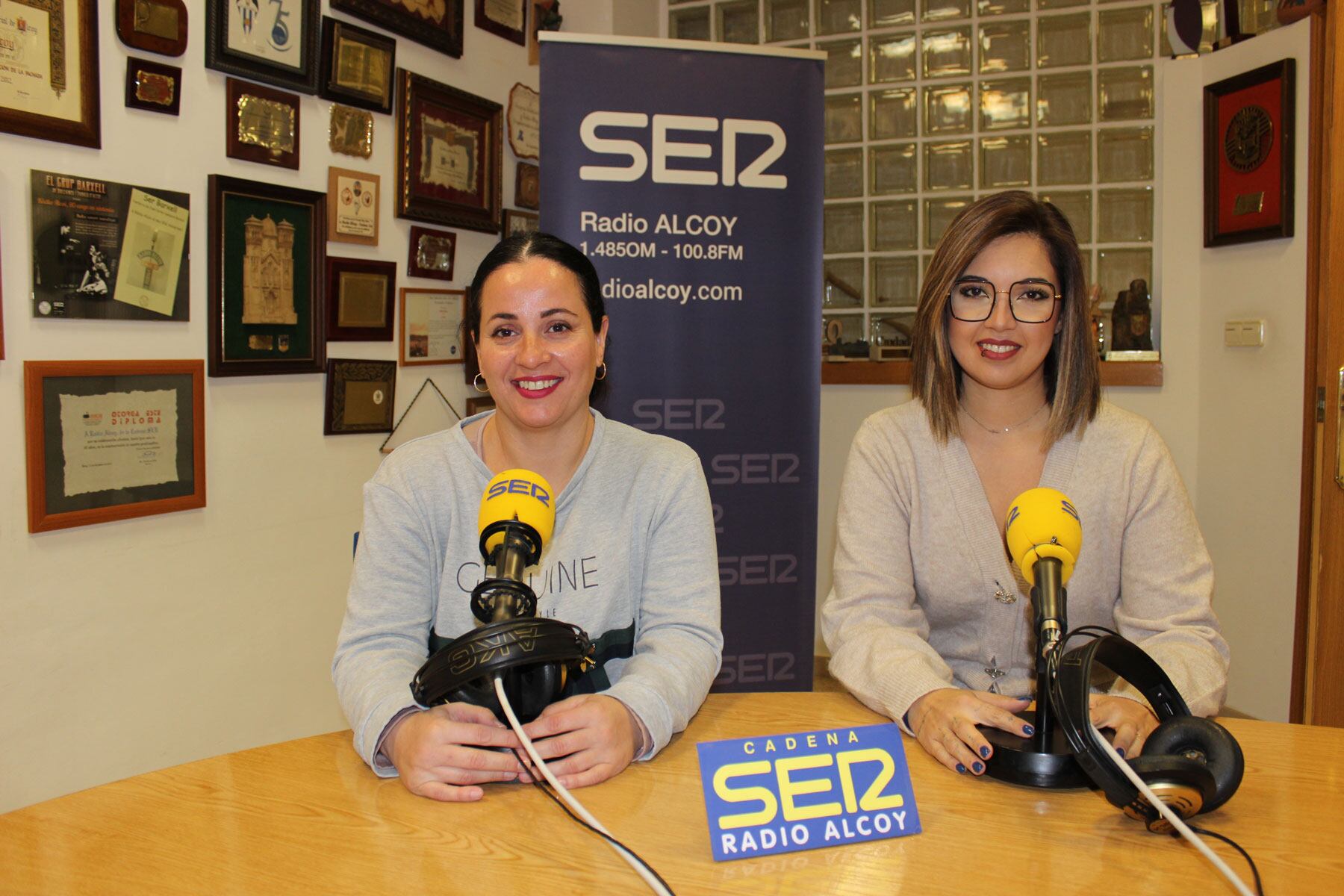 Toñi Alguacil y Cristina Tomás, en el estudio central de Radio Alcoy