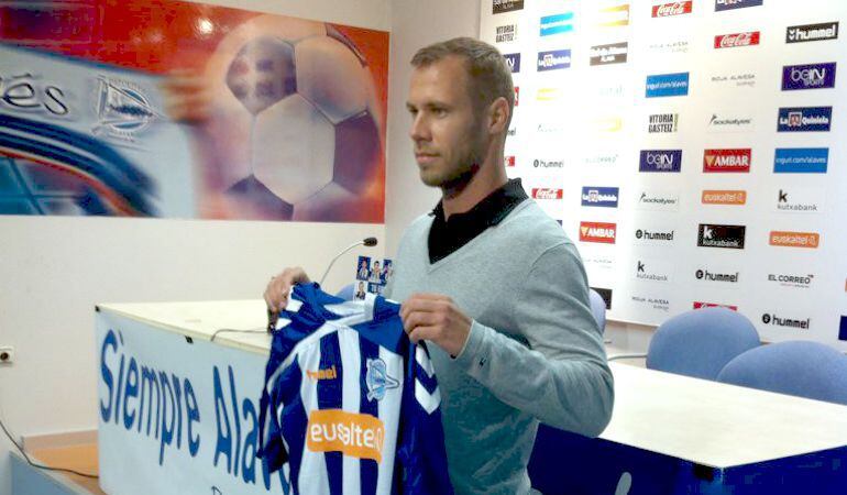 Presentación en Mendizorroza del centrocampista húngaro.