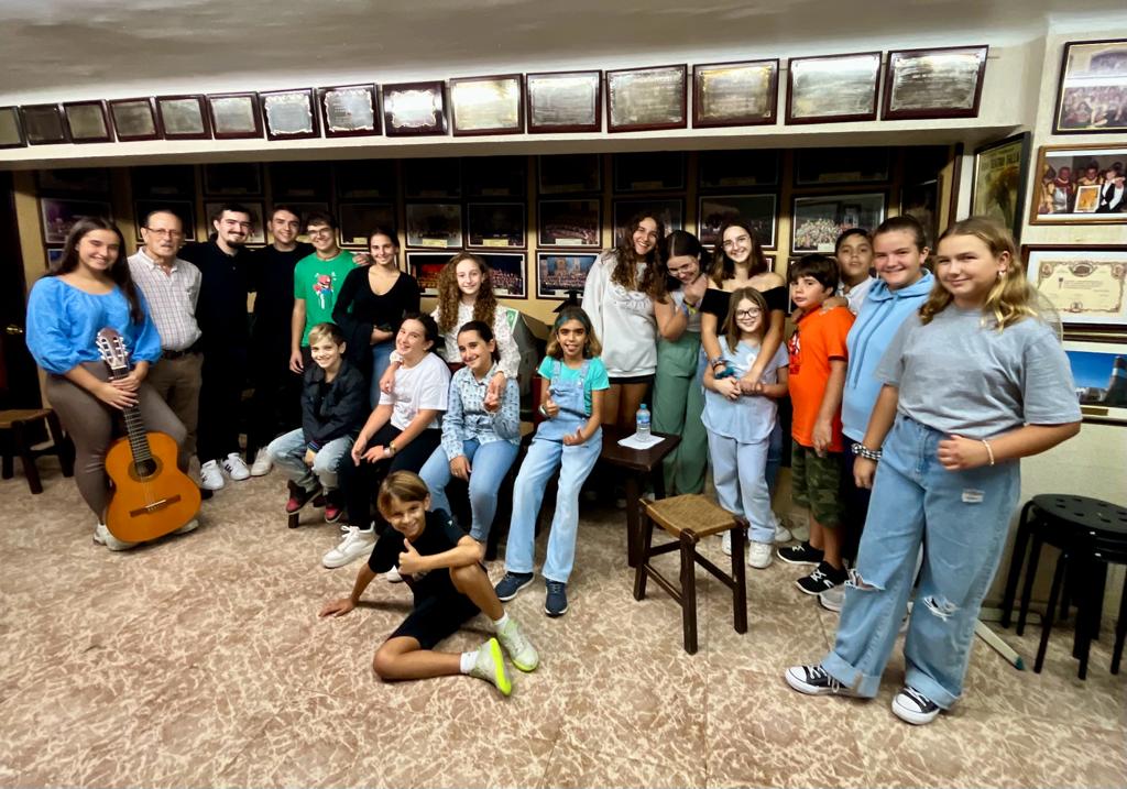 El coro infantil de La Viña "La liga" posa en la sede de la peña carnavalesca del colegio