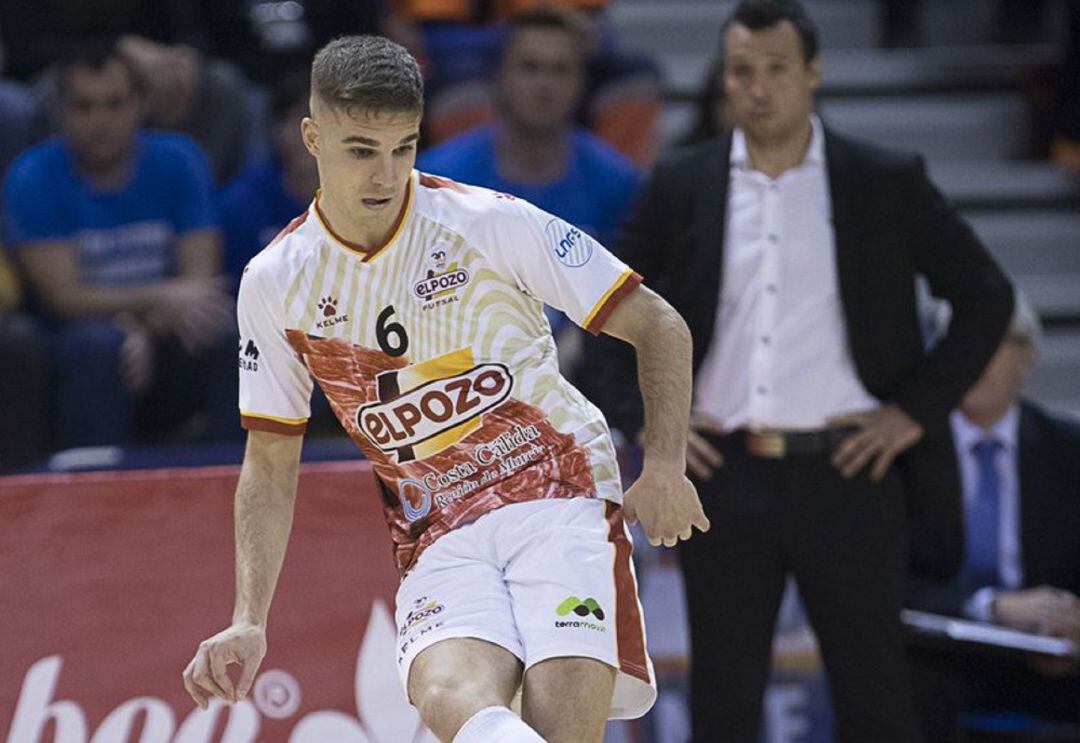 Alberto García juega ante la mirada de Giustozzi